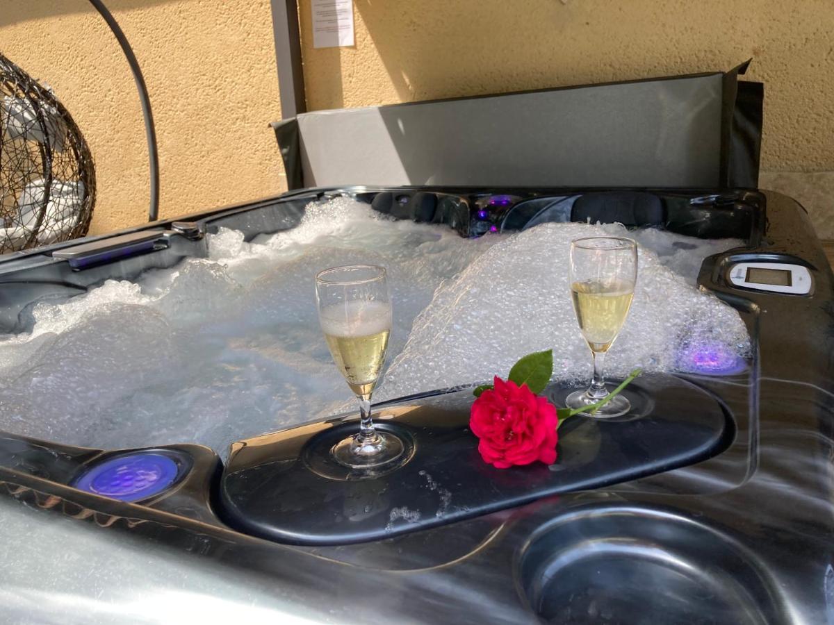 Gîte des Combes Blanches avec piscine et jacuzzi Frayssinet-le-Gélat Extérieur photo